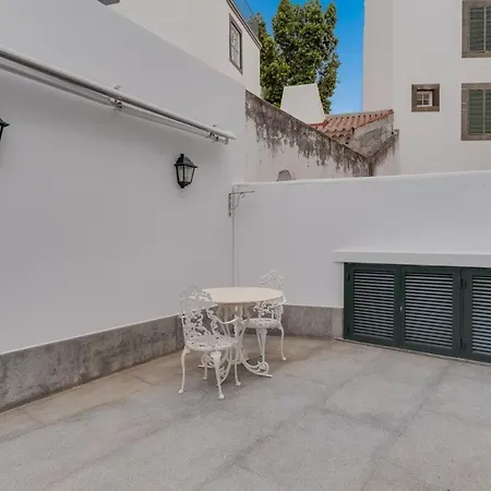 - Nest I * Φουνκάλ
